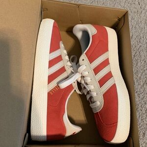 Classic Unisex Adidas Gazelle ADV sneakers.